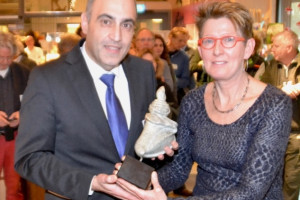PvdA gedeputeerde Adnan Tekin krijgt natuurprijs ‘Knoop in de Zakdoek’